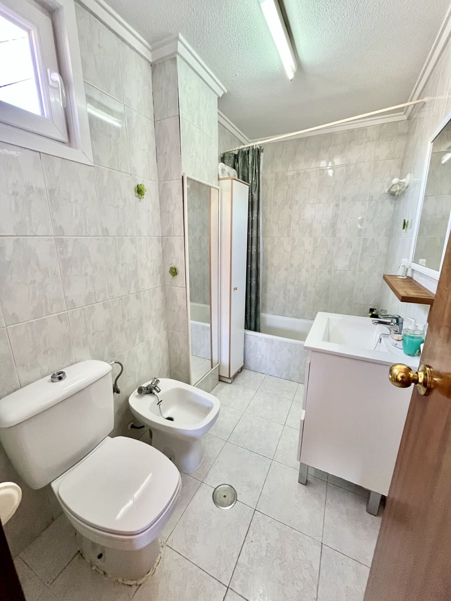 1 bedroom Penthouse for sale in Torrevieja with pool - € 115,000 (Ref: 9758109)