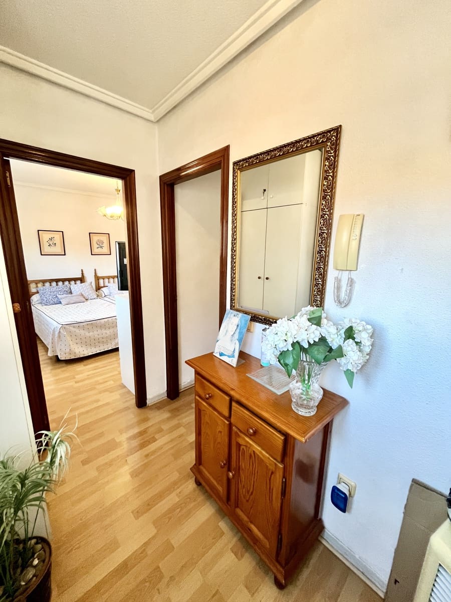 1 bedroom Penthouse for sale in Torrevieja with pool - € 115,000 (Ref: 9758109)