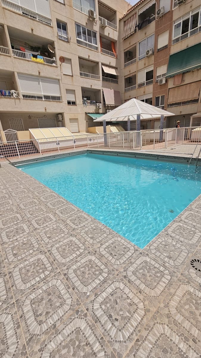 2 slaapkamer Penthouse te koop in Torrevieja met zwembad - € 139.000 (Ref: 9832926)
