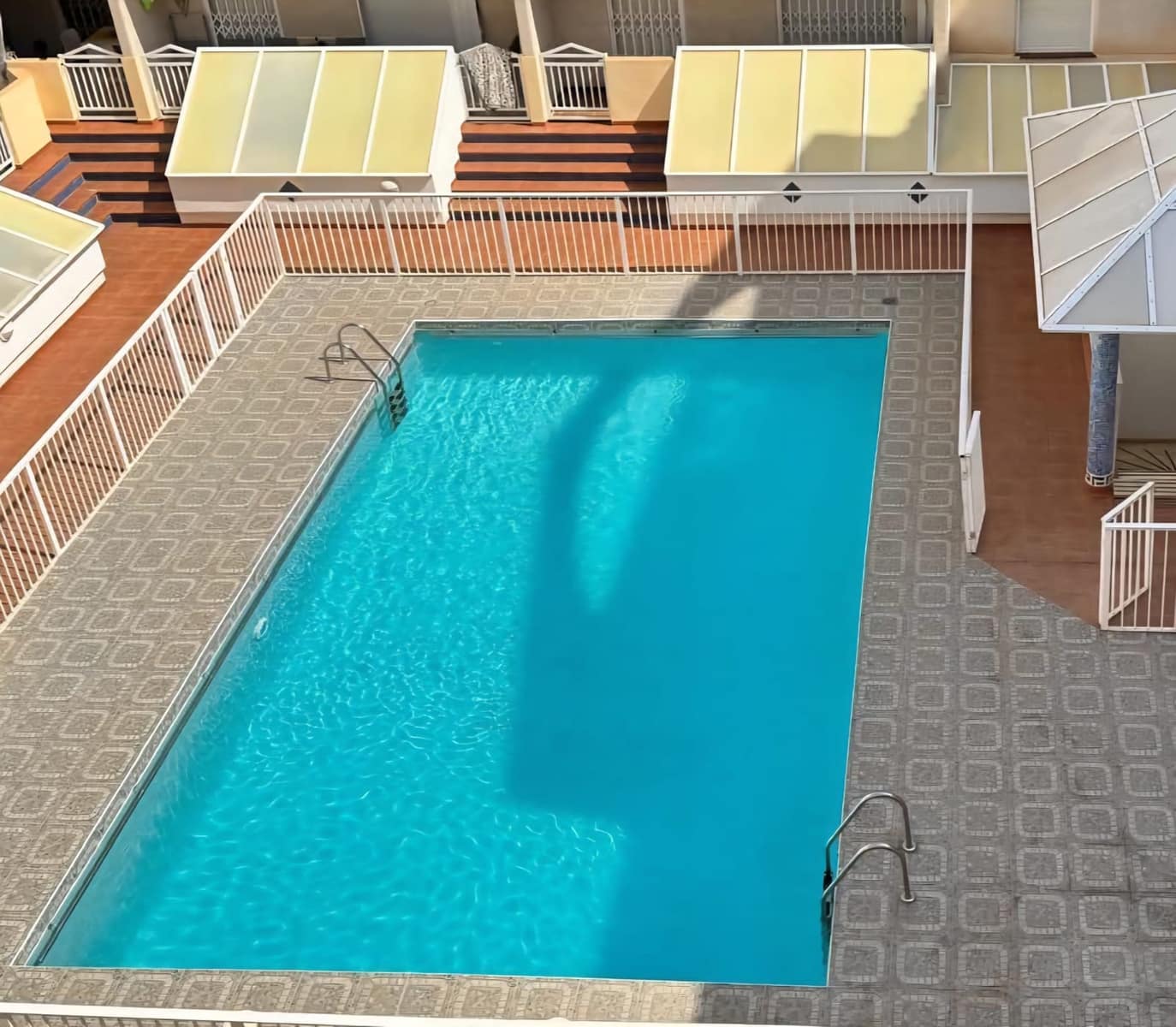 2 slaapkamer Penthouse te koop in Torrevieja met zwembad - € 139.000 (Ref: 9832926)