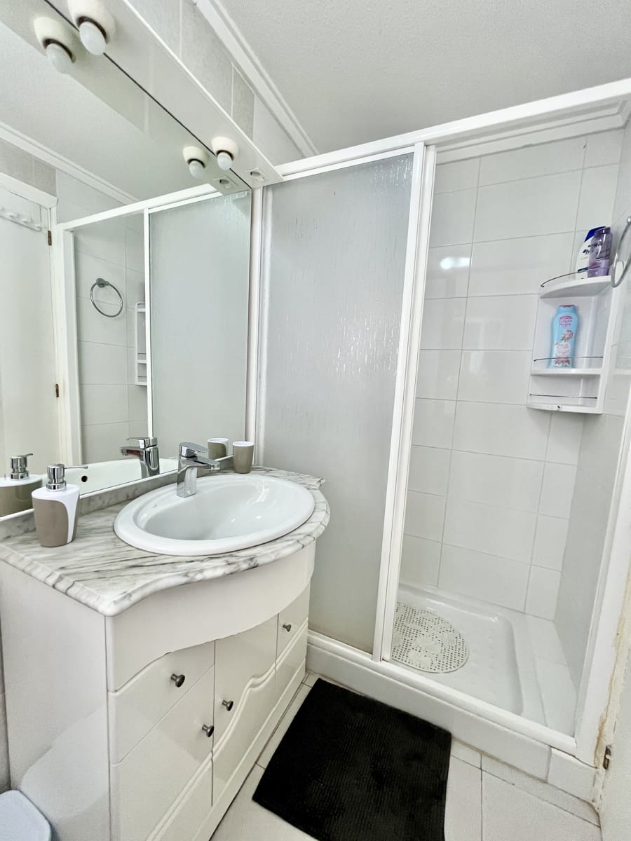 2 slaapkamer Penthouse te koop in Torrevieja met zwembad - € 139.000 (Ref: 9832926)