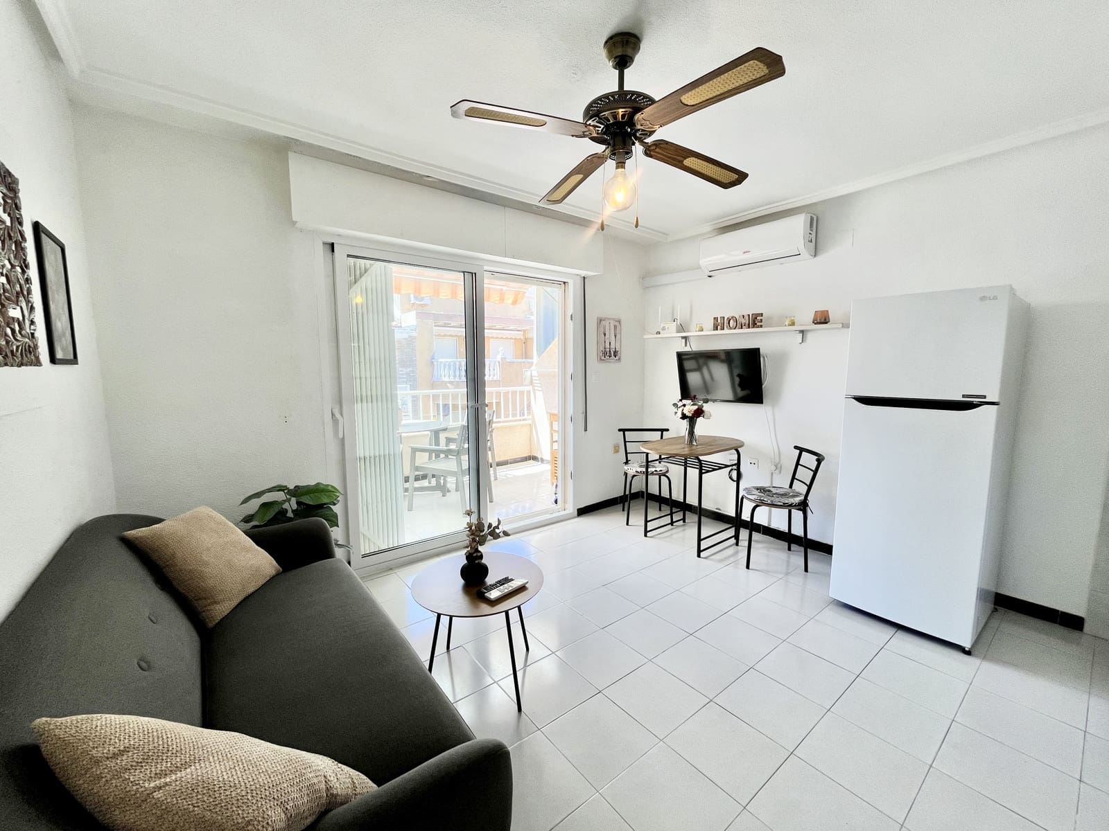 2 slaapkamer Penthouse te koop in Torrevieja met zwembad - € 139.000 (Ref: 9832926)