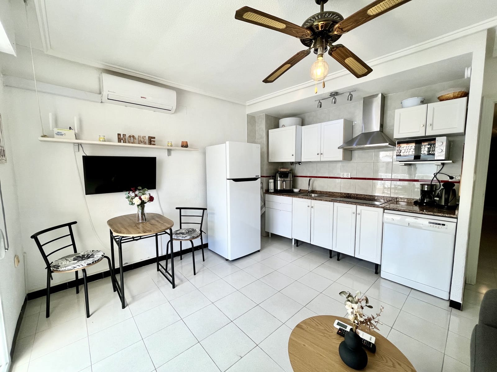 2 slaapkamer Penthouse te koop in Torrevieja met zwembad - € 139.000 (Ref: 9832926)