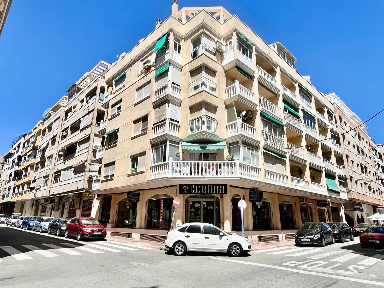 2 slaapkamer Penthouse te koop in Torrevieja met zwembad - € 139.000 (Ref: 9832926)