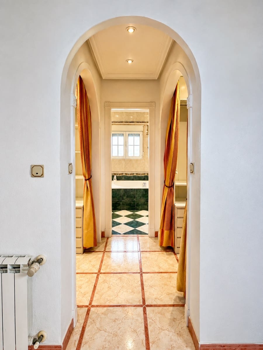 4 slaapkamer Villa te koop in Torrevieja met zwembad garage - € 599.000 (Ref: 9997767)