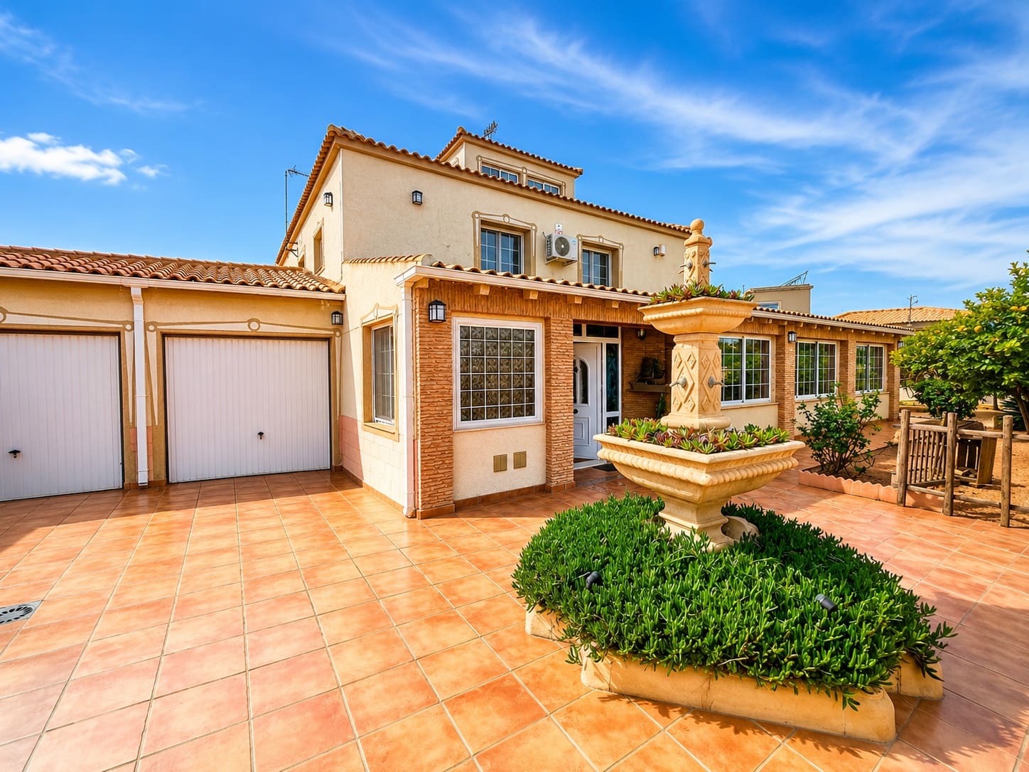 4 slaapkamer Villa te koop in Torrevieja met zwembad garage - € 599.000 (Ref: 9997767)