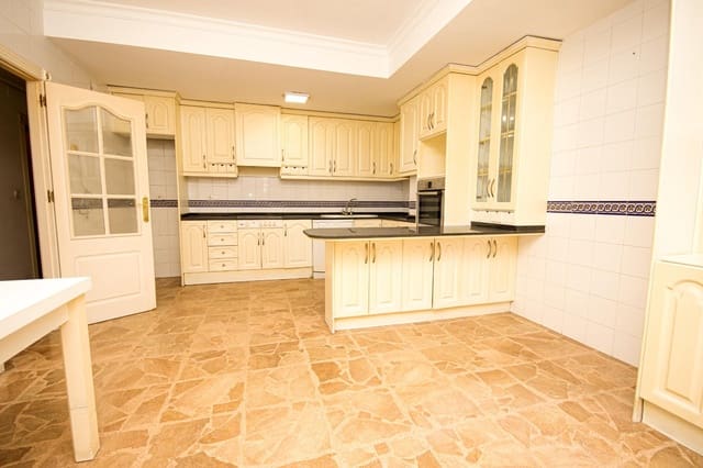 5 bedroom Apartment for sale in Centro - Muelle Pesquero, Torrevieja - € 299,000 (Ref: 8168814)