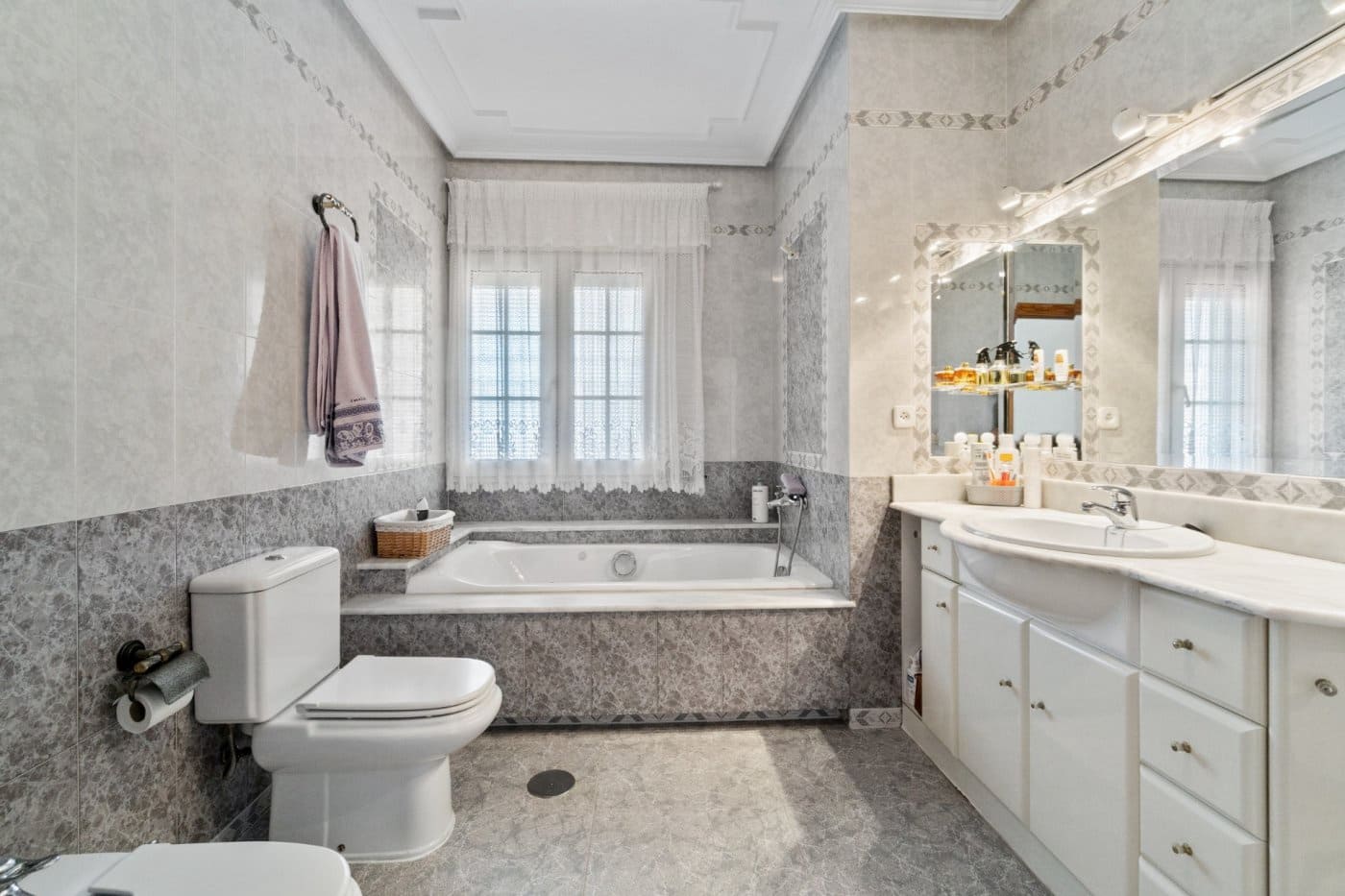 5 soverom Villa til salgs i La Veleta med svømmebasseng garasje - € 1 200 000 (Ref: 8371031)