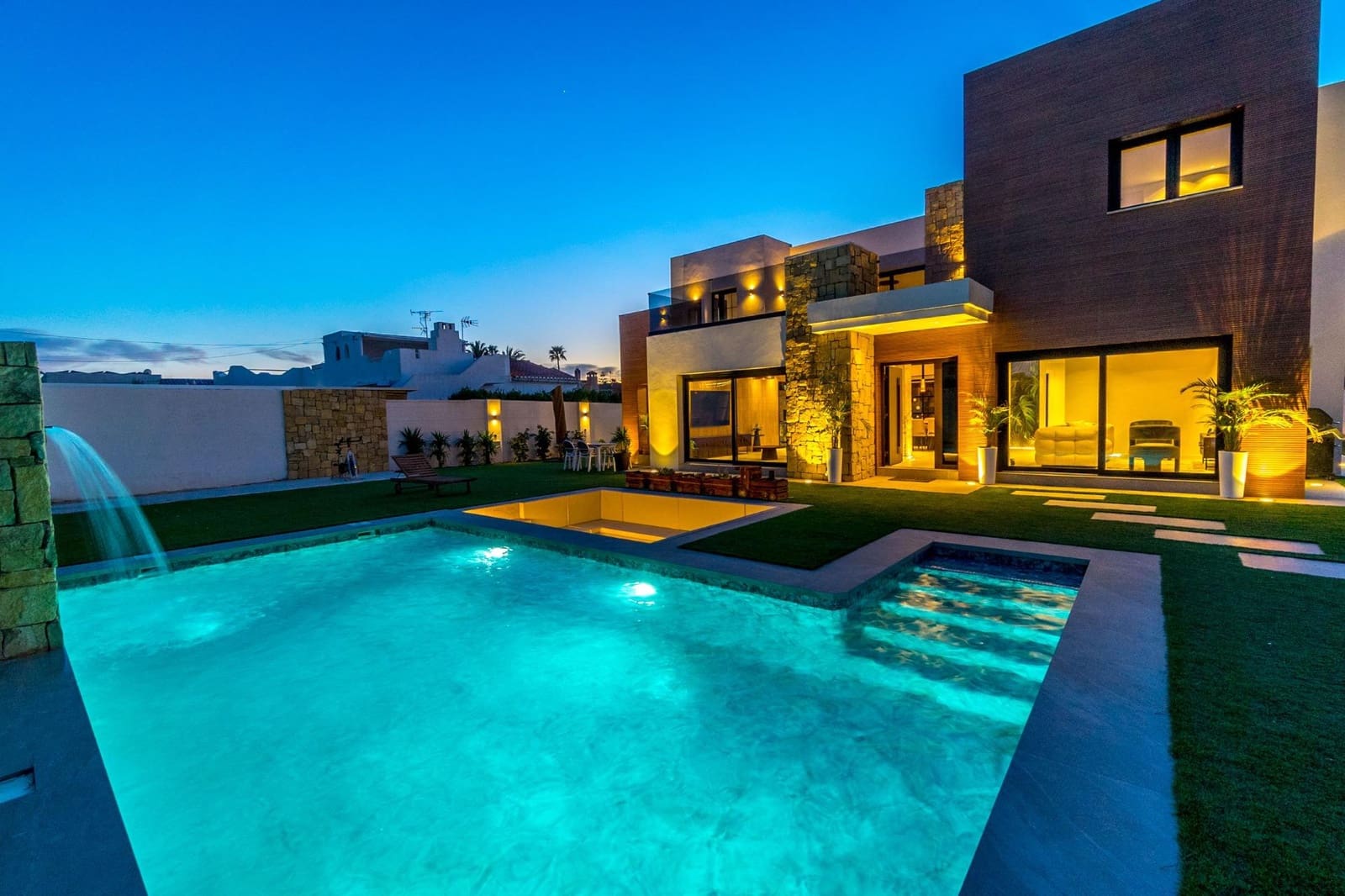 5 sovrum Villa till salu i Torrevieja med pool garage - 1 250 000 € (Ref: 8706992)