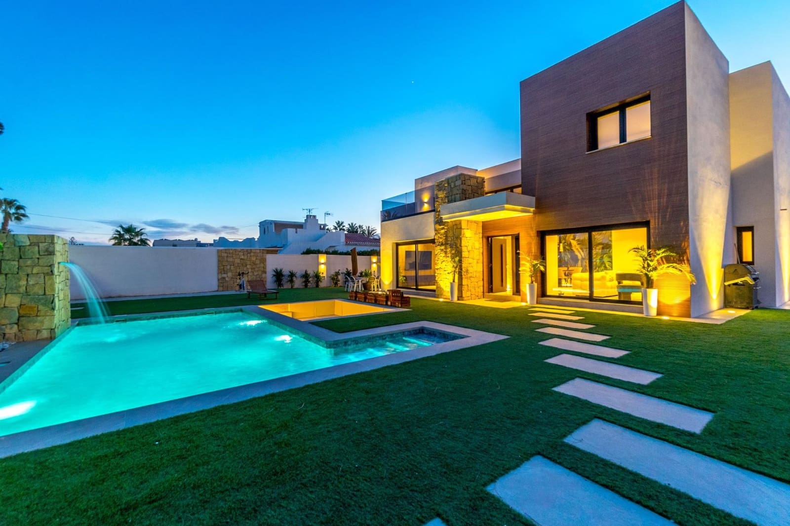 5 sovrum Villa till salu i Torrevieja med pool garage - 1 250 000 € (Ref: 8706992)