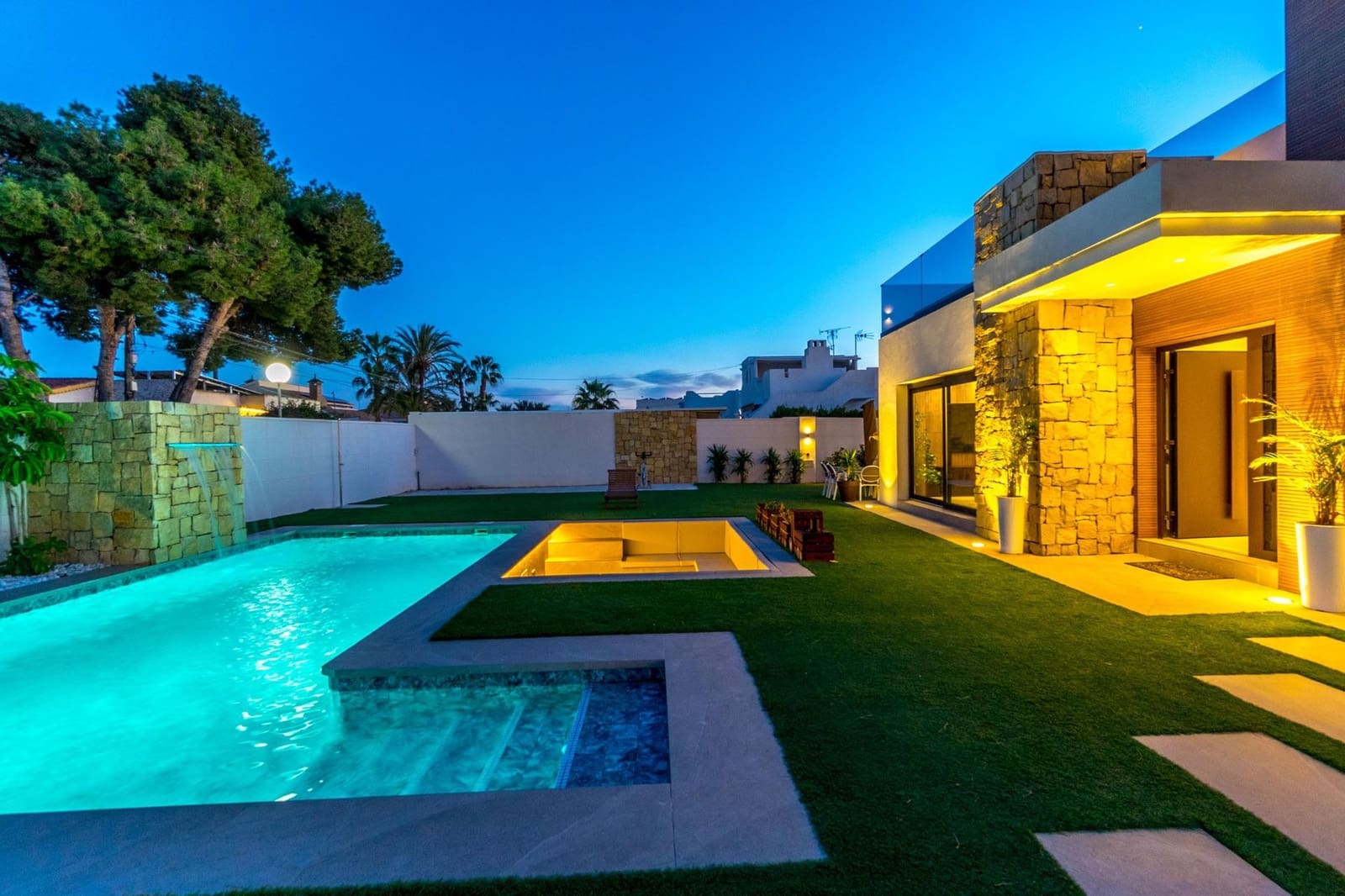 5 sovrum Villa till salu i Torrevieja med pool garage - 1 250 000 € (Ref: 8706992)