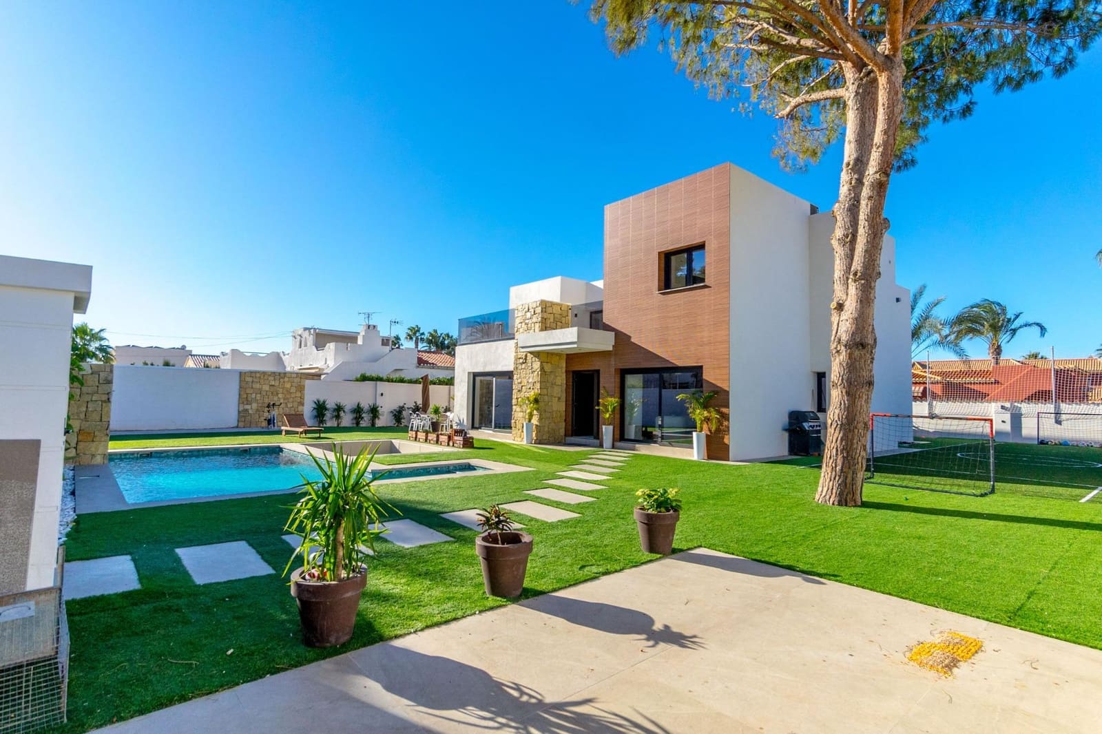 5 sovrum Villa till salu i Torrevieja med pool garage - 1 250 000 € (Ref: 8706992)