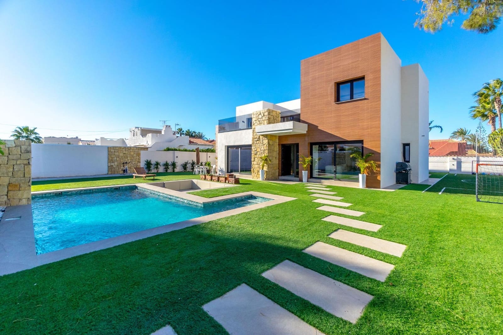 5 sovrum Villa till salu i Torrevieja med pool garage - 1 250 000 € (Ref: 8706992)