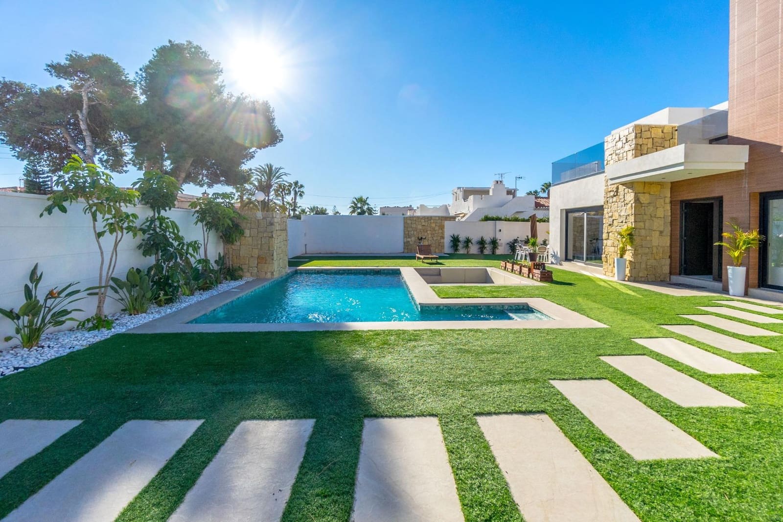 5 sovrum Villa till salu i Torrevieja med pool garage - 1 250 000 € (Ref: 8706992)