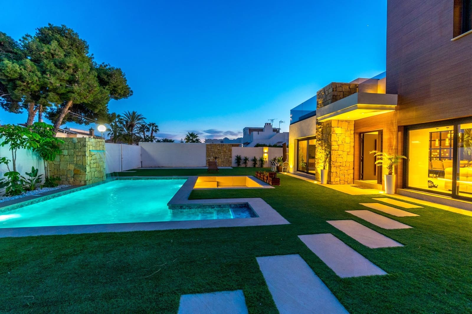 5 sovrum Villa till salu i Torrevieja med pool garage - 1 250 000 € (Ref: 8706992)