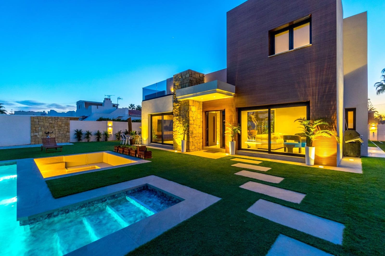 5 sovrum Villa till salu i Torrevieja med pool garage - 1 250 000 € (Ref: 8706992)