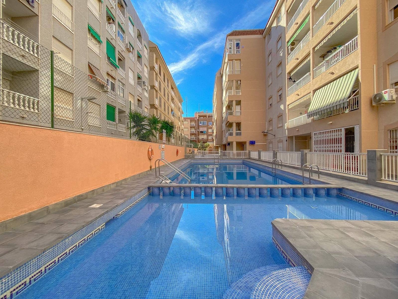 2 soverom Penthouse til salgs i Torrevieja med svømmebasseng - € 157 000 (Ref: 9147013)