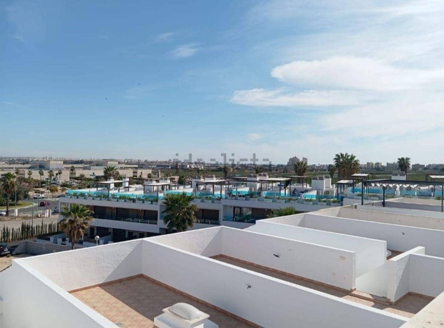 3 makuuhuone Huoneisto myytävänä paikassa Torrevieja mukana uima-altaan - 295 000 € (Ref: 9408050)