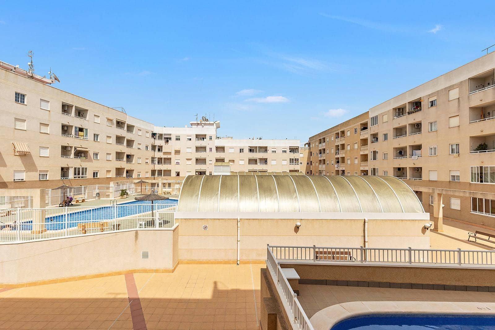 Studio till salu i Torrevieja med pool garage - 92 000 € (Ref: 9433379)