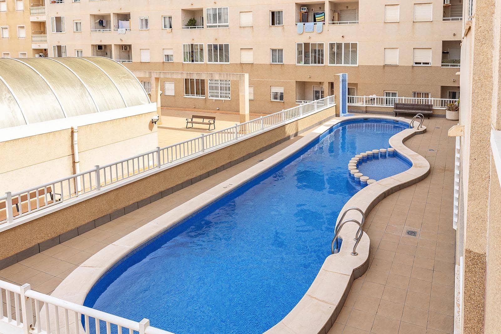 Studio till salu i Torrevieja med pool garage - 92 000 € (Ref: 9433379)