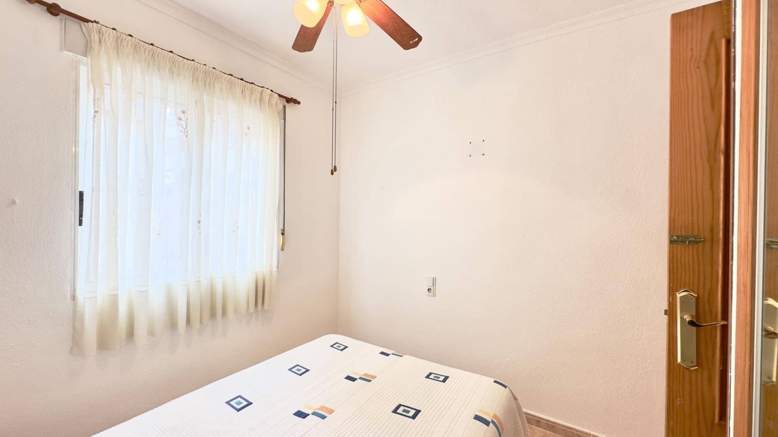 Apartamento de 2 habitaciones en Torrevieja en venta - 139.900 € (Ref: 9468623)