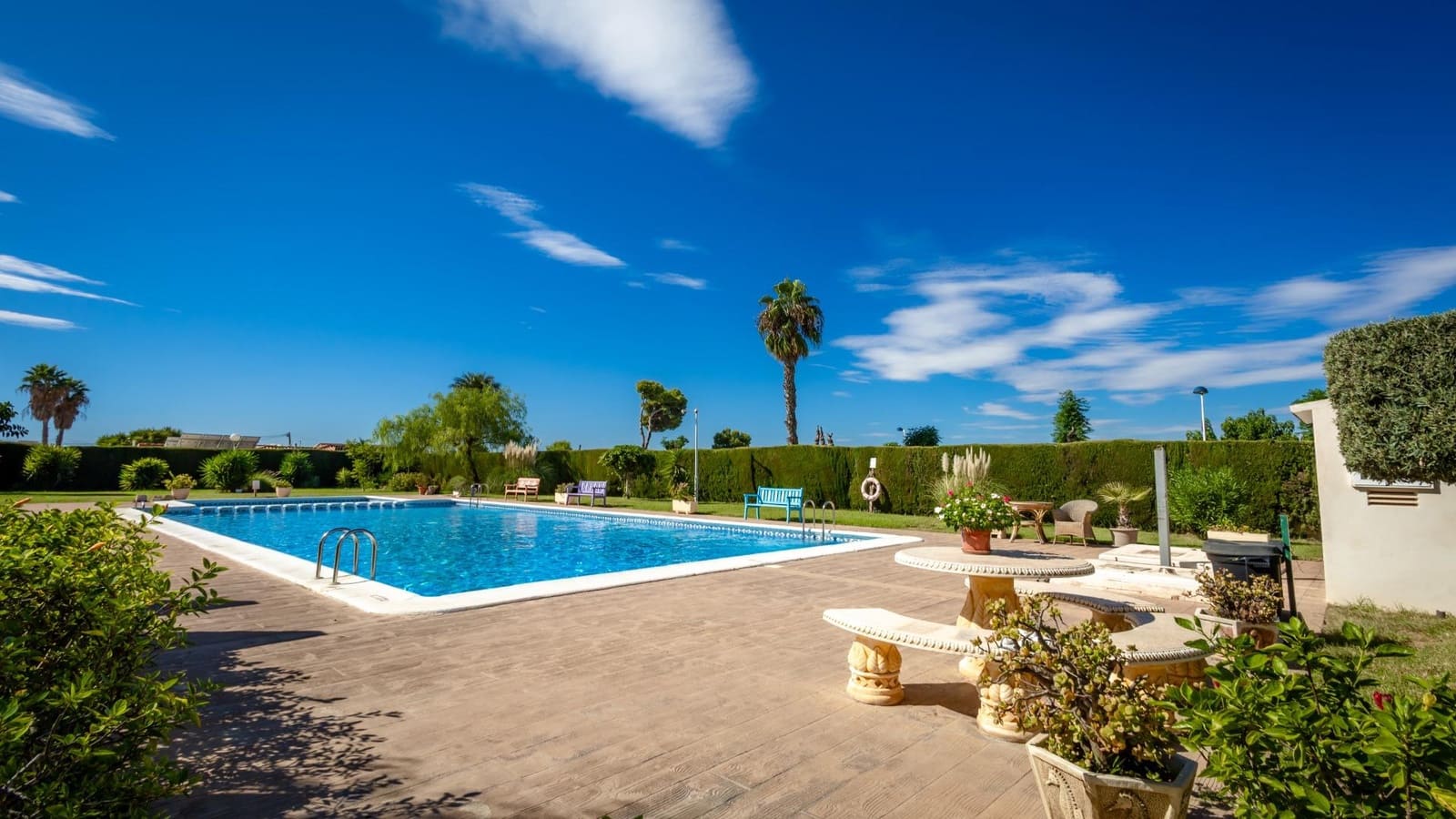 Chalet de 2 habitaciones en Torrevieja en venta con piscina - 235.000 € (Ref: 9533683)