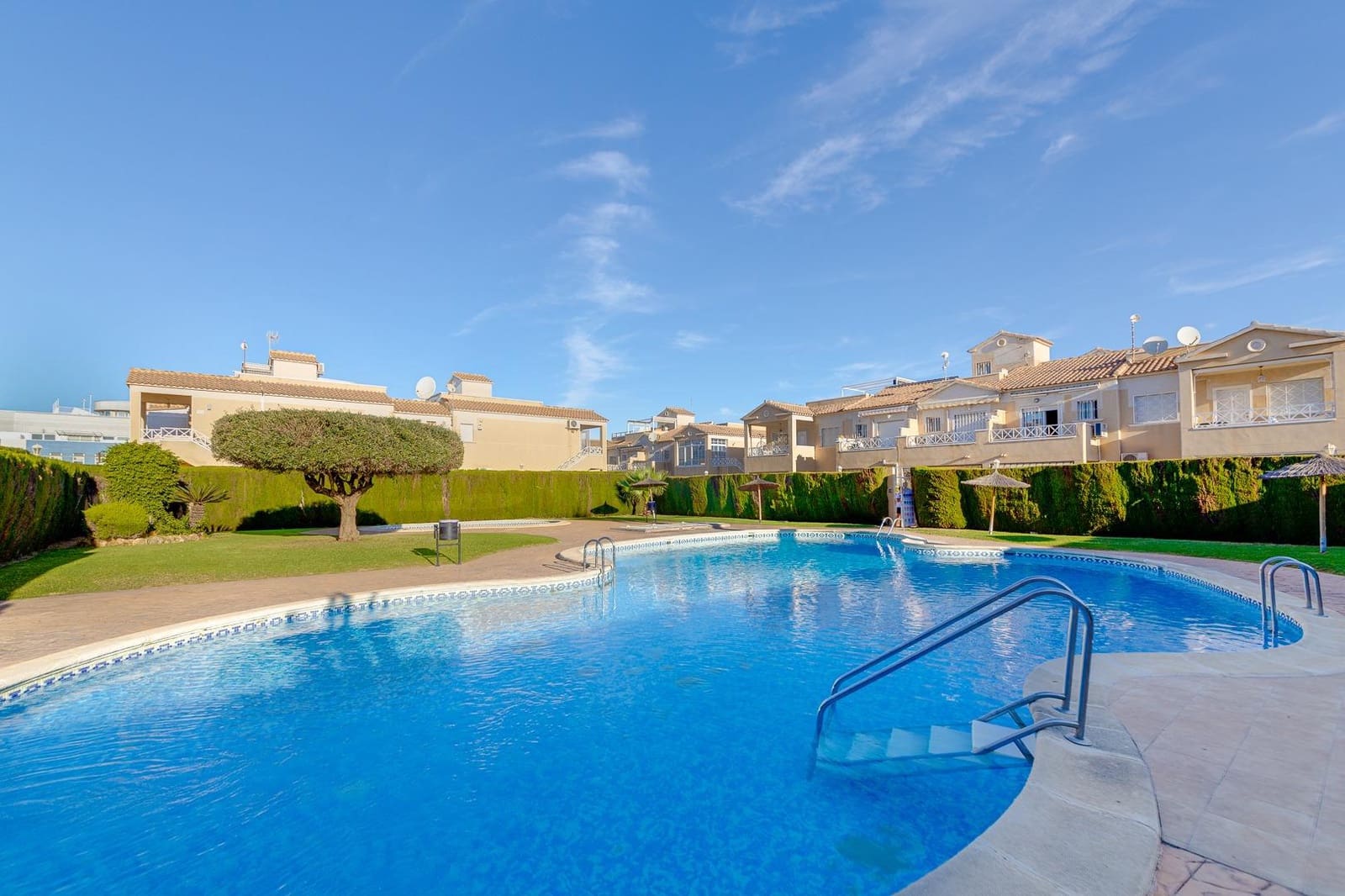 2 Zimmer Villa zu verkaufen in Torrevieja mit Pool - 162.000 € (Ref: 9533686)