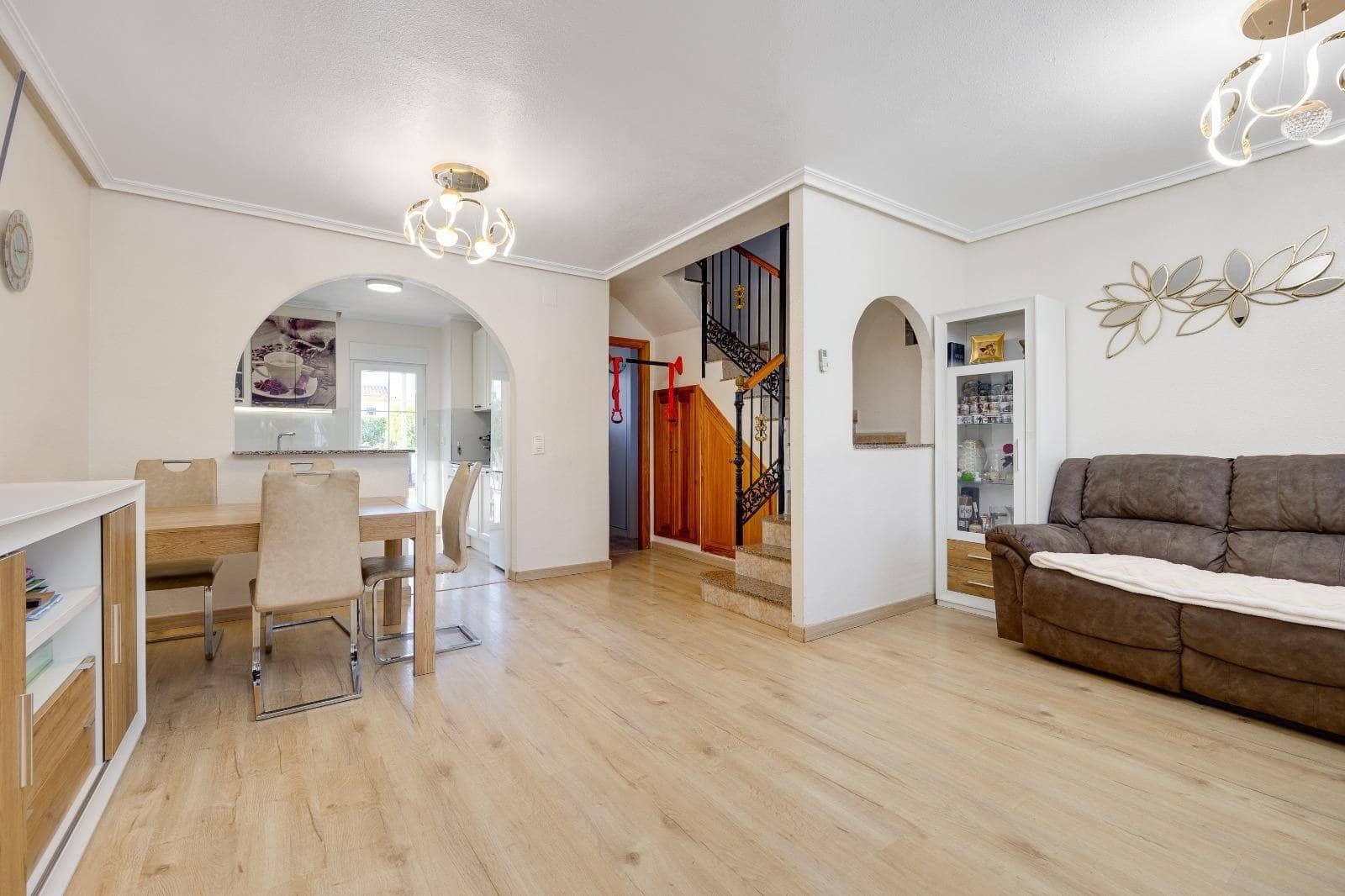 3 slaapkamer Rijtjeshuis te koop in Torrevieja met zwembad - € 249.900 (Ref: 9730242)