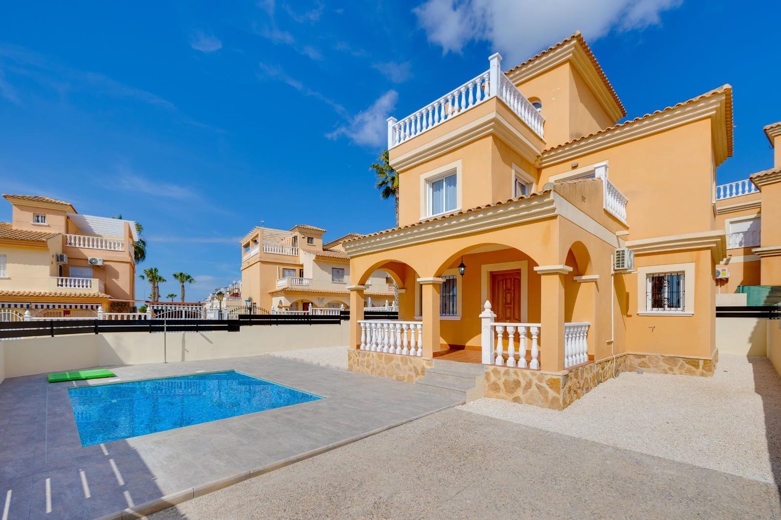 3 slaapkamer Villa te koop in Lo Crispin met zwembad - € 269.000 (Ref: 9773014)