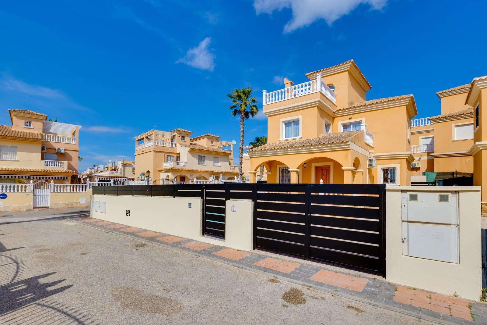 3 slaapkamer Villa te koop in Lo Crispin met zwembad - € 269.000 (Ref: 9773014)