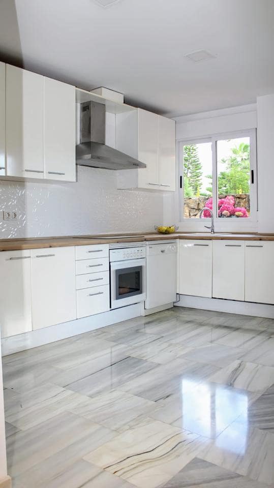 4 makuuhuone Huvila myytävänä paikassa Benahavis mukana uima-altaan 
autotalli - 679 000 € (Ref: 9652491)