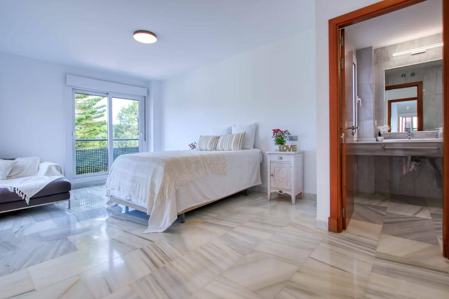 4 makuuhuone Huvila myytävänä paikassa Benahavis mukana uima-altaan 
autotalli - 679 000 € (Ref: 9652491)