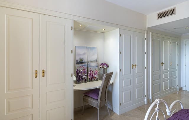 2 bedroom Flat for sale in El Paraiso, Estepona with garage - € 549,000 (Ref: 9653192)