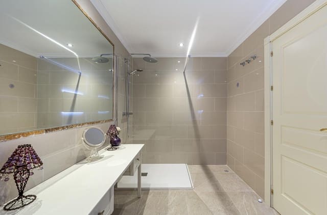 2 bedroom Flat for sale in El Paraiso, Estepona with garage - € 549,000 (Ref: 9653192)