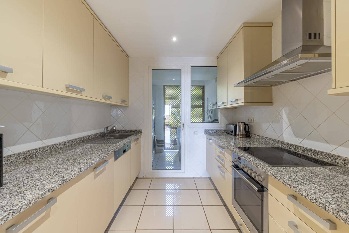 2 bedroom Flat for sale in El Paraiso with garage - € 549,000 (Ref: 9653192)