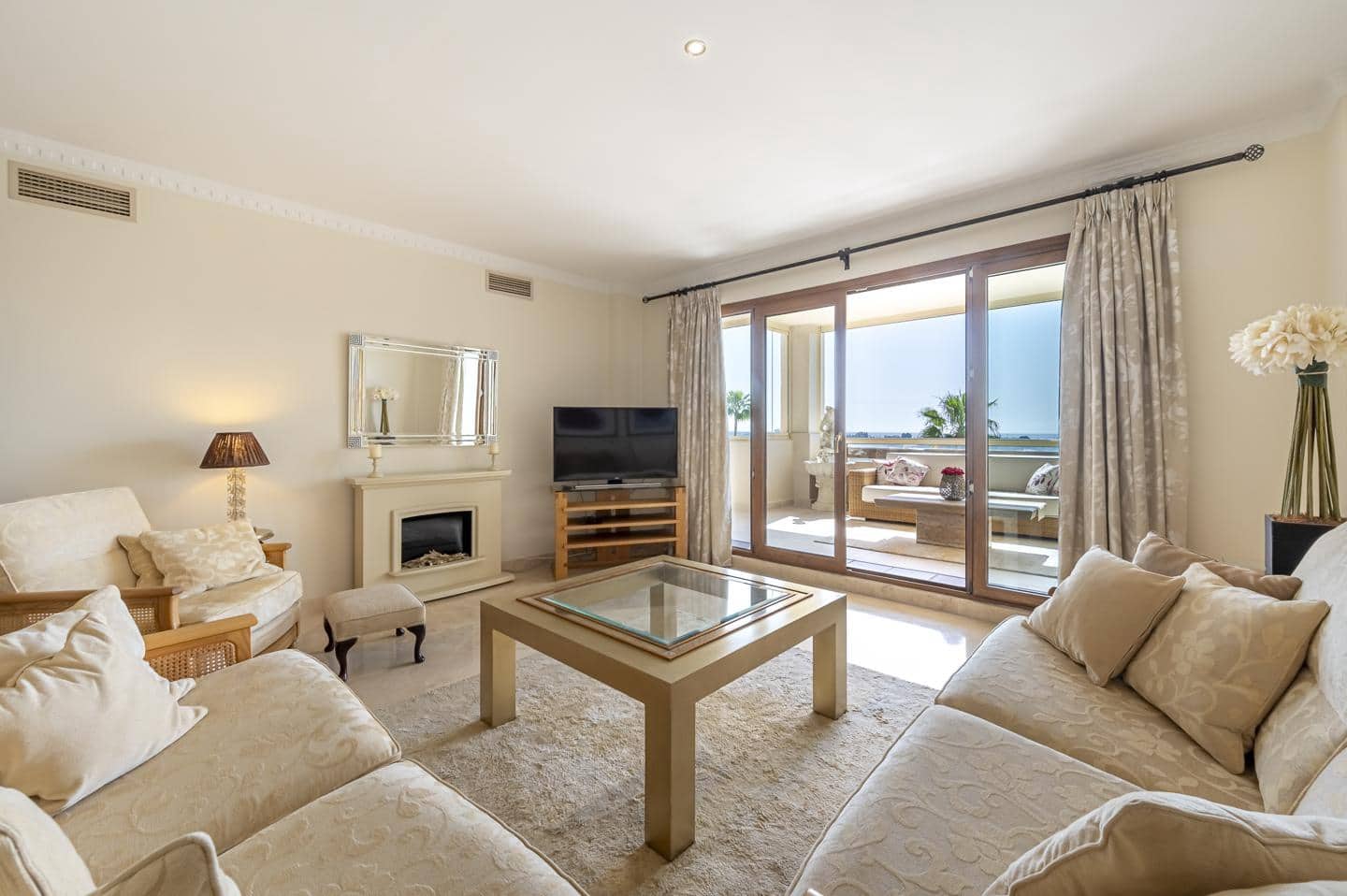 2 bedroom Flat for sale in El Paraiso with garage - € 549,000 (Ref: 9653192)