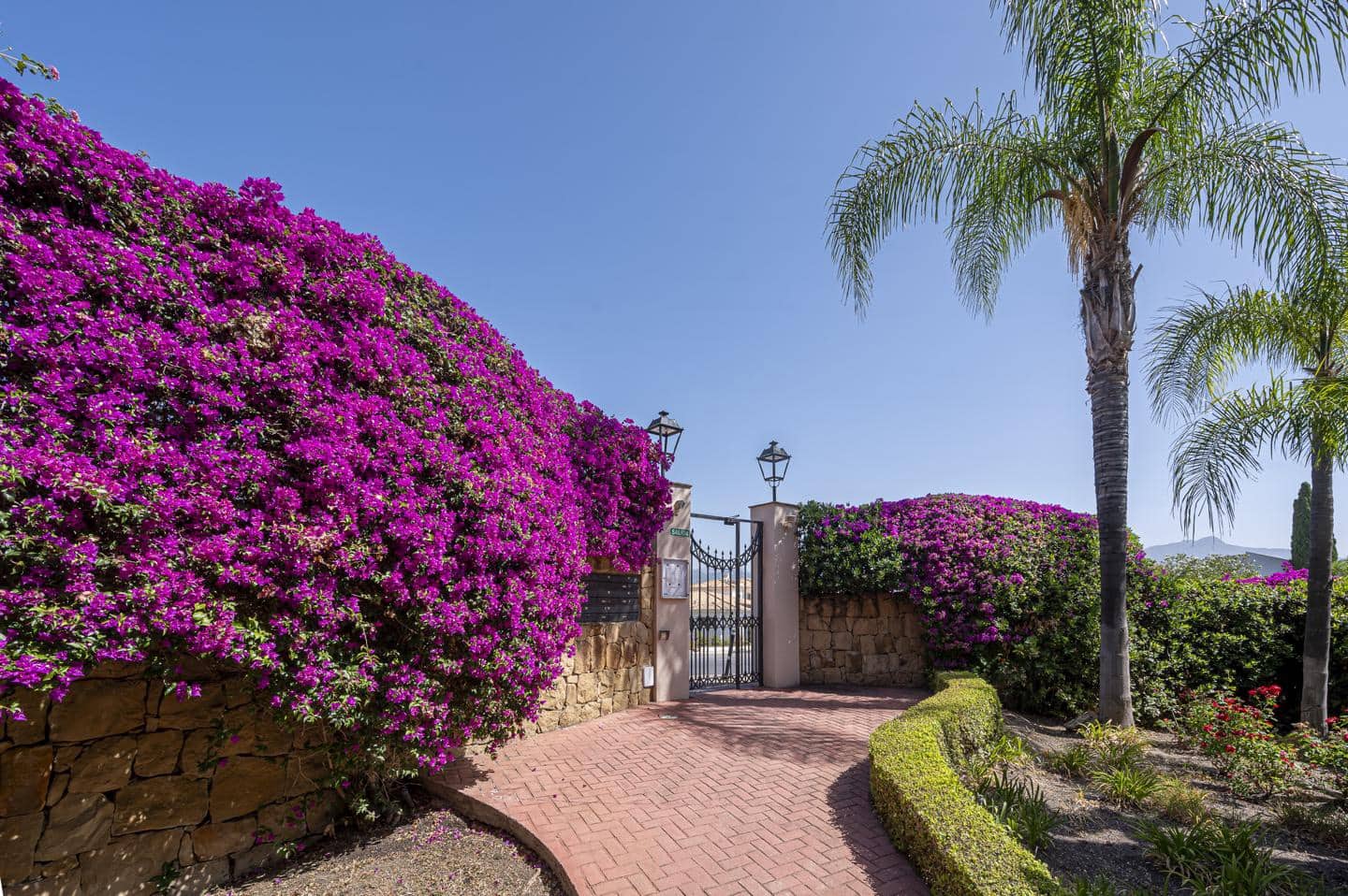 2 bedroom Flat for sale in El Paraiso with garage - € 549,000 (Ref: 9653192)