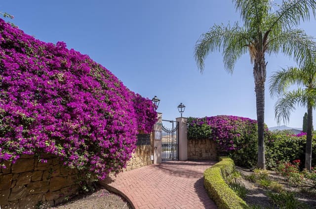 2 bedroom Flat for sale in El Paraiso, Estepona with garage - € 549,000 (Ref: 9653192)