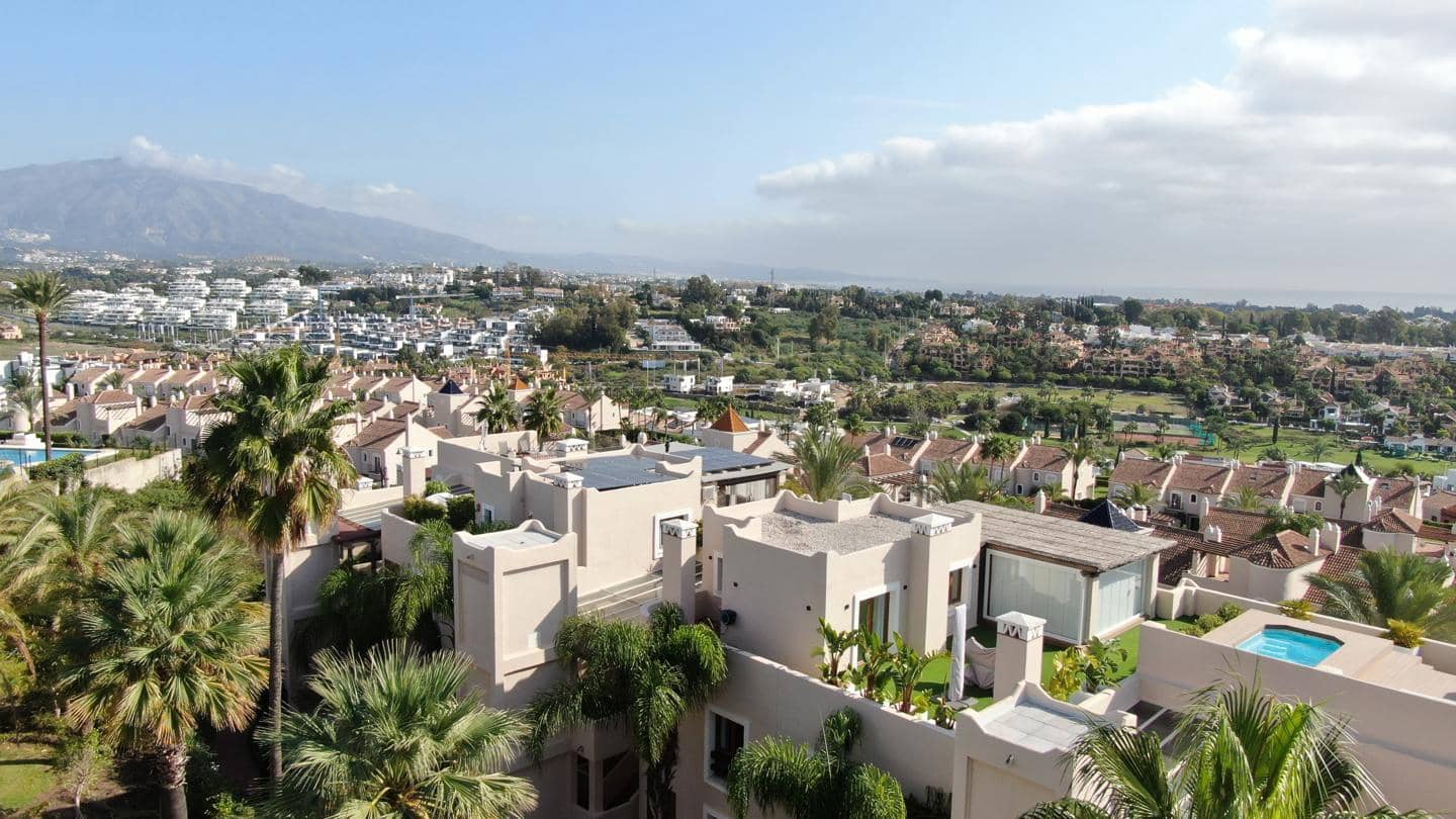 2 bedroom Flat for sale in El Paraiso with garage - € 549,000 (Ref: 9653192)