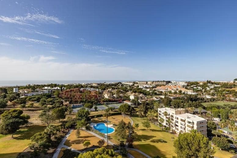 2 bedroom Flat for sale in Benahavis with pool garage - € 450,000 (Ref: 9714183)