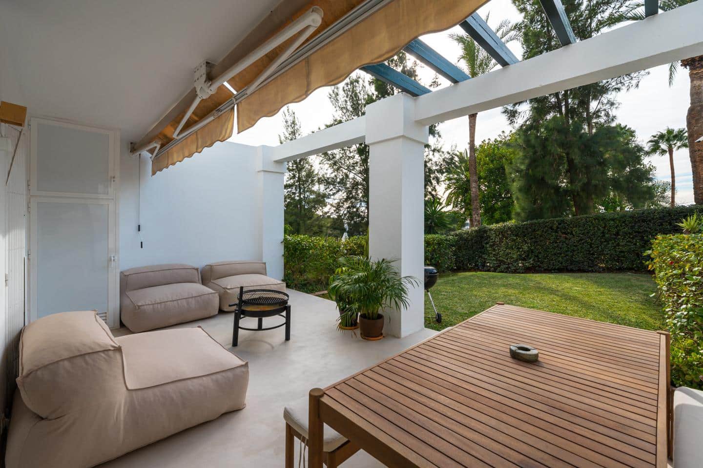 2 bedroom Flat for sale in Benahavis with pool garage - € 450,000 (Ref: 9714183)