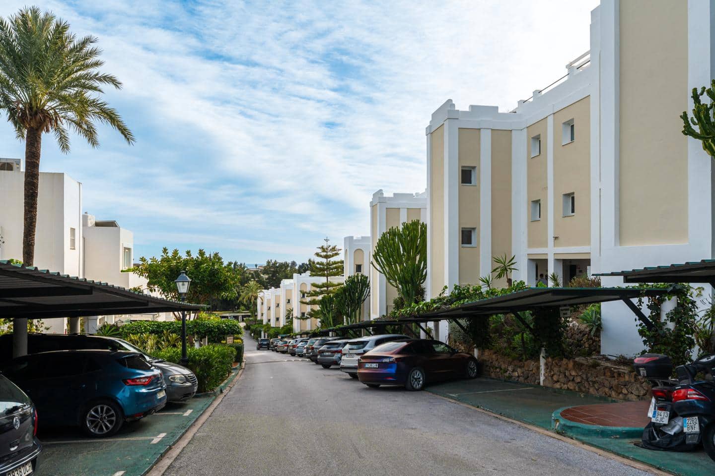 2 bedroom Flat for sale in Benahavis with pool garage - € 450,000 (Ref: 9714183)