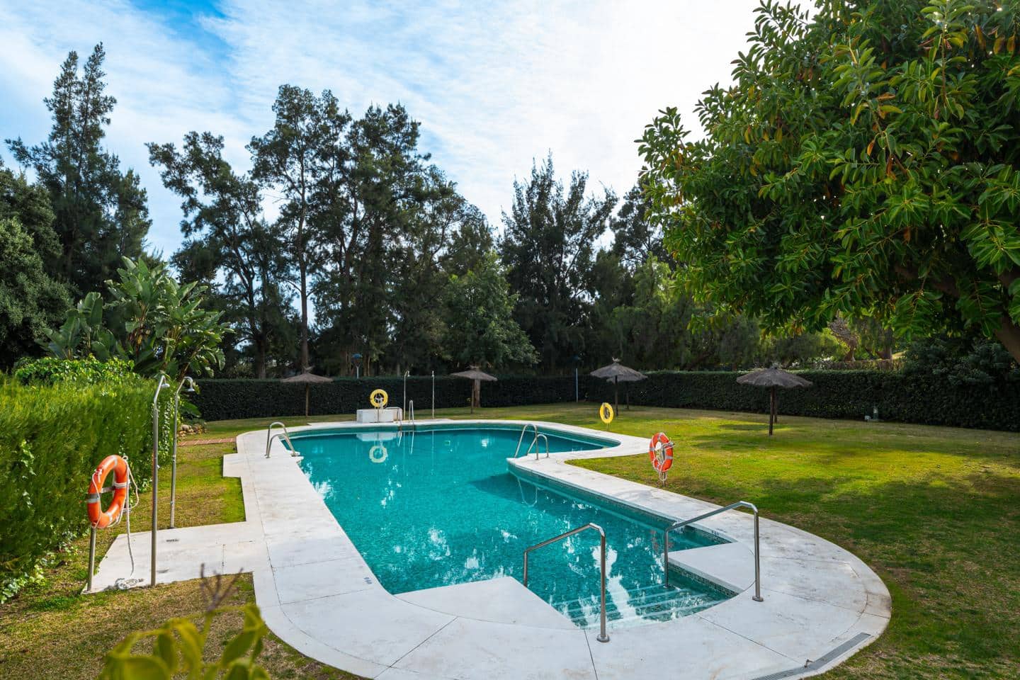 2 bedroom Flat for sale in Benahavis with pool garage - € 450,000 (Ref: 9714183)