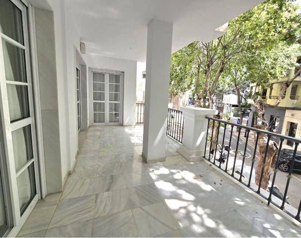 3 bedroom Flat for rent in Playa Bajadilla - Puertos, Marbella with garage - € 2,900 (Ref: 9716750)