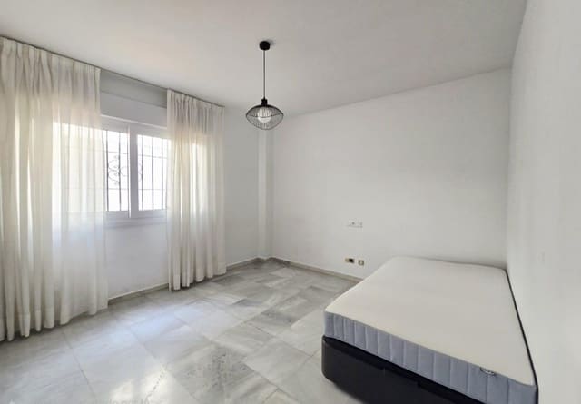 3 bedroom Flat for rent in Playa Bajadilla - Puertos, Marbella with garage - € 2,900 (Ref: 9716750)