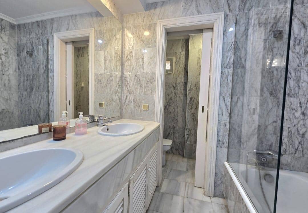 3 bedroom Flat for rent in Marbella with garage - € 2,900 (Ref: 9716750)