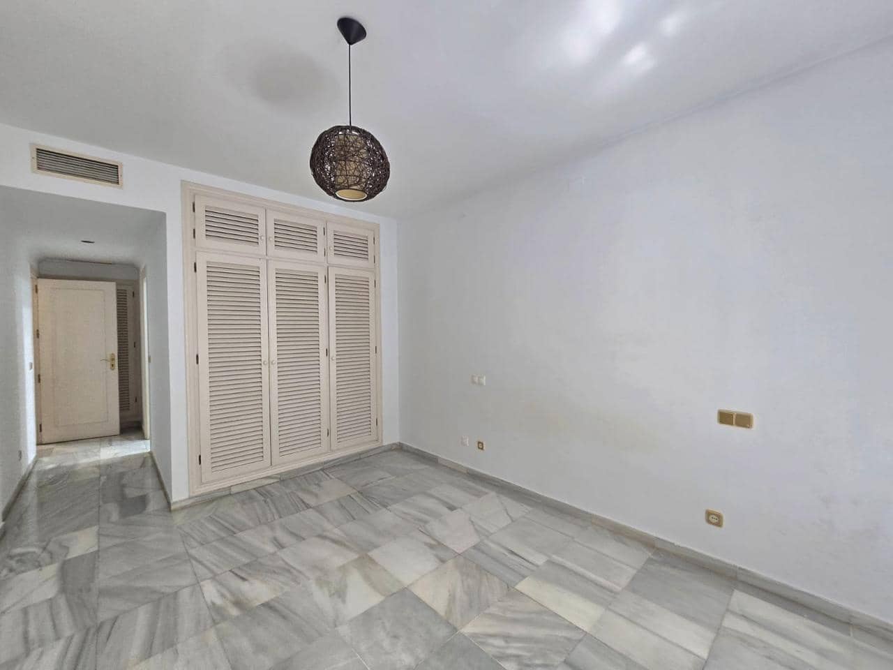 3 bedroom Flat for rent in Marbella with garage - € 2,900 (Ref: 9716750)