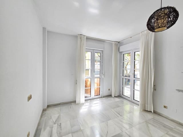 3 bedroom Flat for rent in Playa Bajadilla - Puertos, Marbella with garage - € 2,900 (Ref: 9716750)