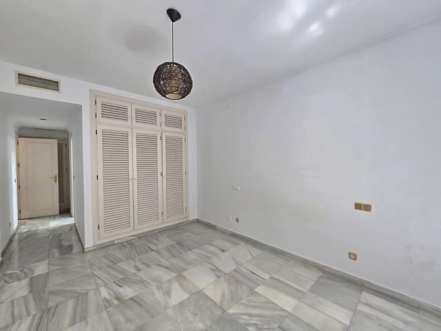 3 bedroom Flat for rent in Playa Bajadilla - Puertos, Marbella with garage - € 2,900 (Ref: 9716750)