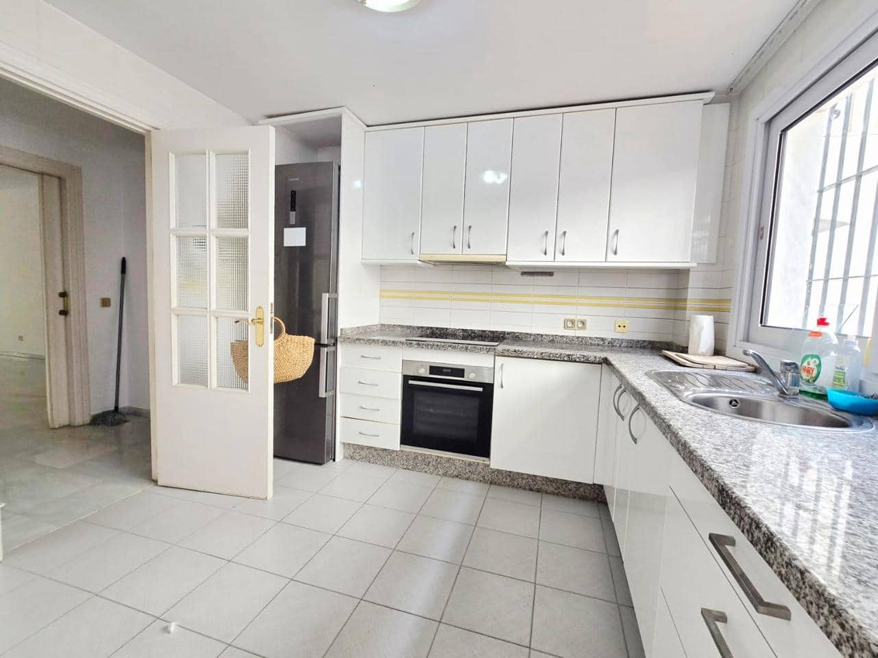 3 bedroom Flat for rent in Marbella with garage - € 2,900 (Ref: 9716750)